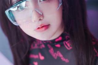 Son Ye Eun的全套牛仔裤，图片中似乎藏着点小心机。